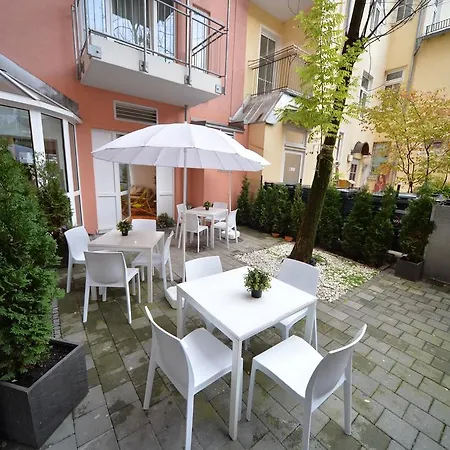 Bayer's Boardinghouse Und 3*